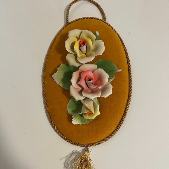 HANGING WALL ITALY VTG PLAQUE PORCELAIN ROSES ON FINE VELVET BACKDRAFT-Used - Picture 1 of 6